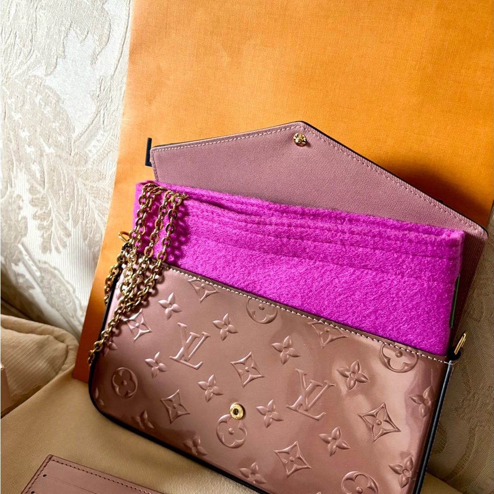 Louis Vuitton Pochette Felicie 
in Patent Vernis Leather - Picture 5 of 10